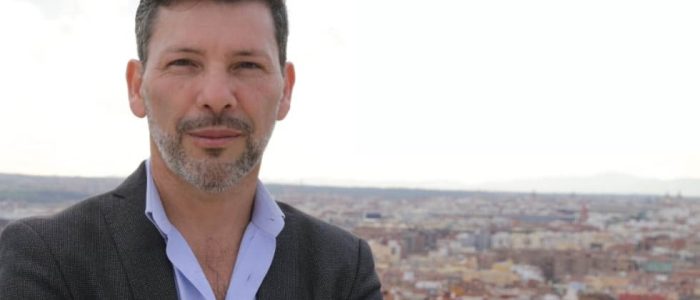 Álvaro Hernández: Retrato Profesional y Emprendedor Exitoso